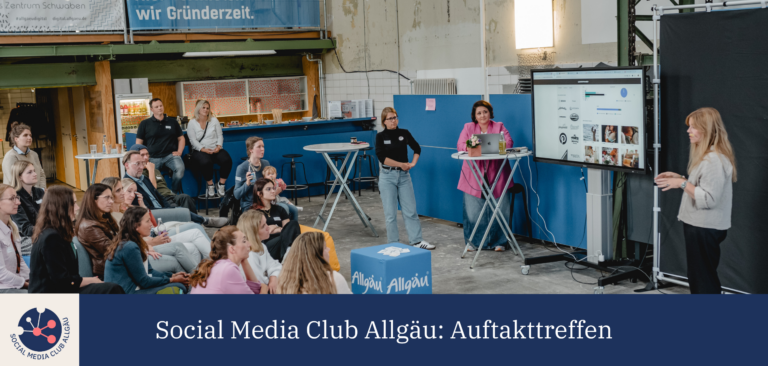 Das Foto zeigt eine Szene vom Auftakttreffen des Social Media Club Allgäu: Zu sehen sind die Referentin Eva Klaus sowie die Initiatorinnen Sonja Kehr und Jessica Berger während des Vortrags neben einem großen Bildschirm sowie ein Teil der Gäste.