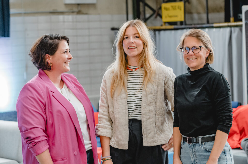 Das Bild zeigt die Initiatorinnen des Social Media Clubs Allgäu, Jessica Berger und Sonja Kehr, zusammen mit Content Creatorin Eva Klaus